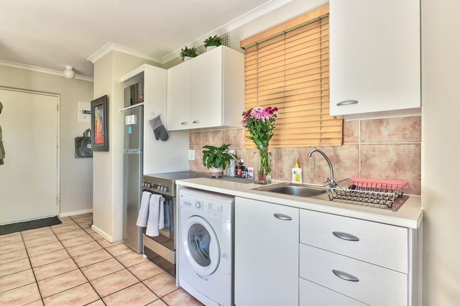 1 Bedroom Property for Sale in Vredehoek Western Cape